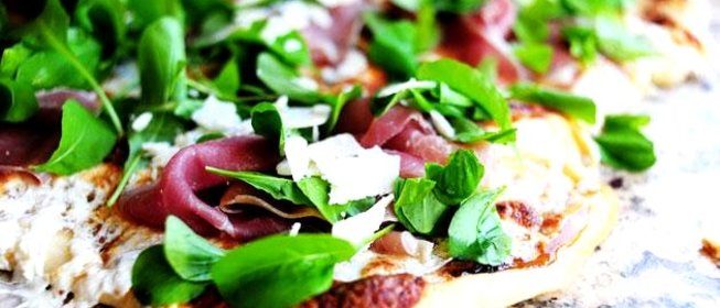 Пицца с ветчиной и аругулой