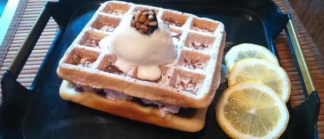 Венские вафли с клубничным джемом, взбитыми сливками и пломбиром