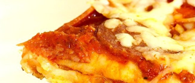 Пицца с итальянскими сосисками, радиккьо и моцареллой