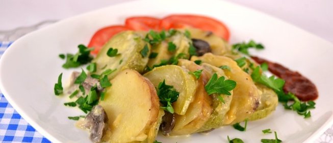 Молодой картофель запеченный с кабачками и шампиньонами