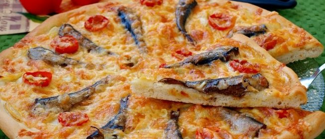 Пицца со шпротами и помидорами черри
