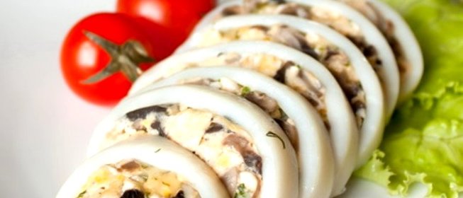 Кальмары, фаршированные омлетом и шампиньонами