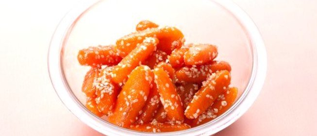 Молодая морковь с кунжутом