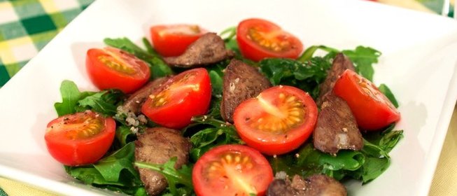 Салат с куриной печенью и помидорами черри