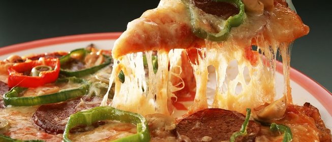 Пицца с колбасой без дрожжей