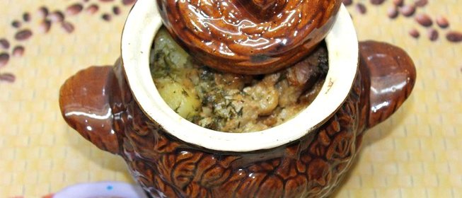 Картофель запеченная с мясом в горшочке