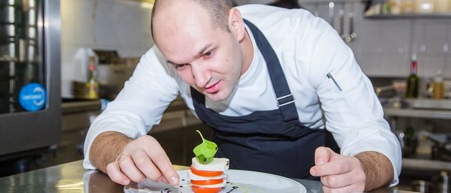 Ржаные блинчики с апельсиновым муссом и вафельной крошкой от Алексея Беседина