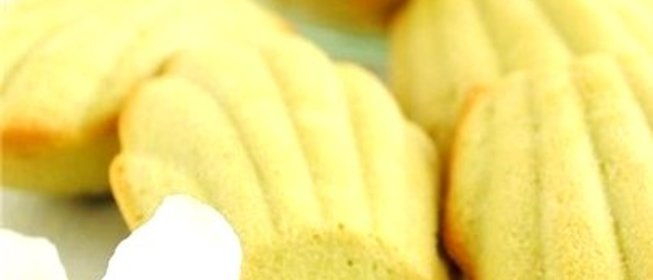 Печенье «Мадлен» с чаем матча