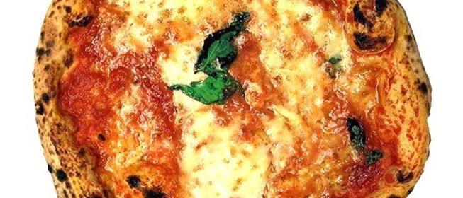 Пицца «Маргарита» с базиликом и моцареллой