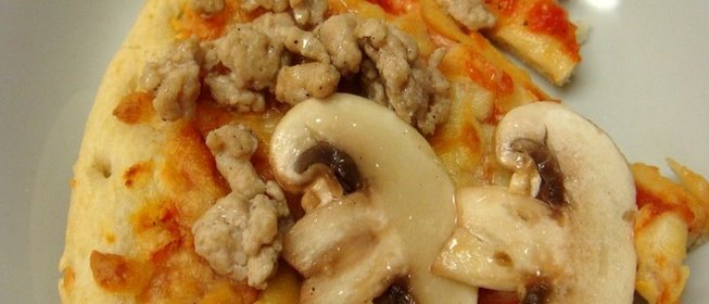 Пицца с грибами и фаршем