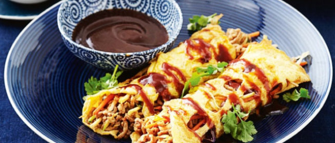 Спринг-ролл из омлета со свининой и овощами