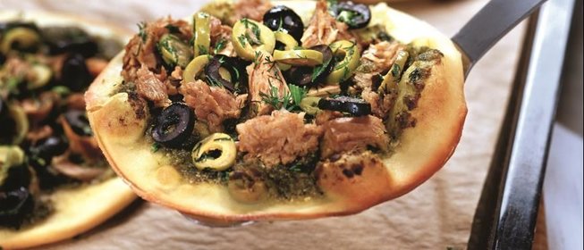 Мини-пиццы с соусом песто и тунцом