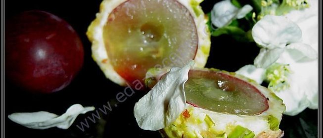 Канапе с сыром и виноградом