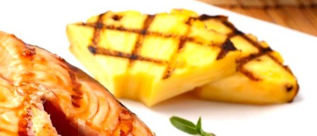 Соленые ананасы на гриле с чили