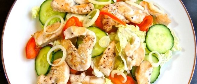 Овощной салат с куриной грудкой