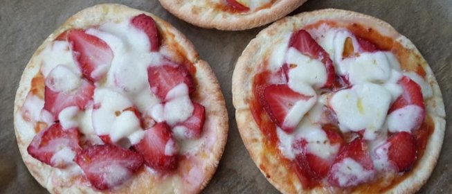 Пицца с клубникой на пите