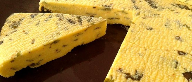 Домашняя брынза с сушеной зеленью