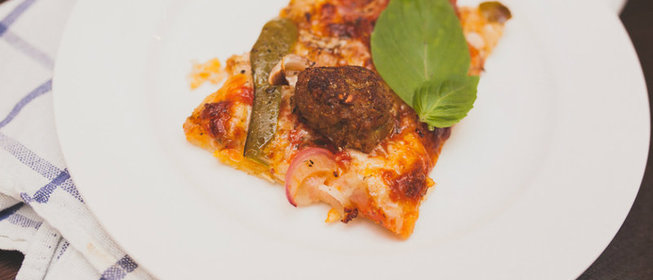 Пицца с мясной начинкой в виде говяжьих фрикаделек