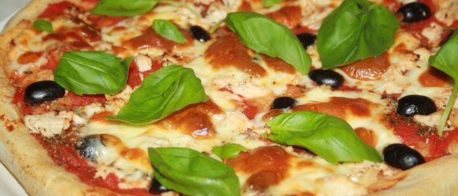 Пицца с курицей и маслинами