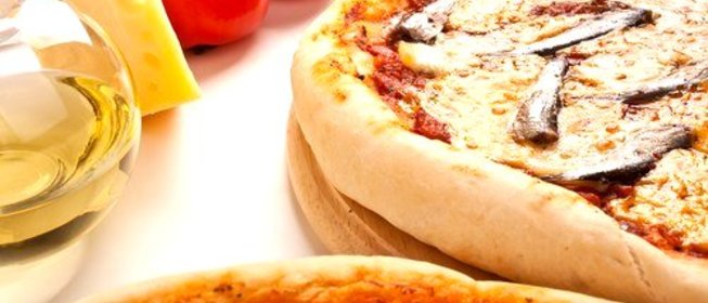 Пицца на дрожжевом тесте с томатами и анчоусами