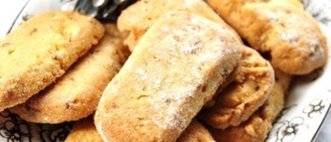 Новогоднее печенье с кедровыми орешками и розмарином