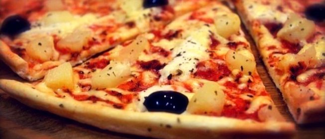 Пицца с копченой курицей и ананасами