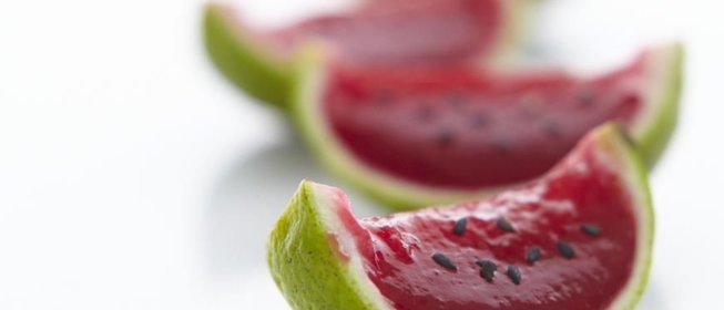 Съедобный коктейль из черешни и виски в лаймах