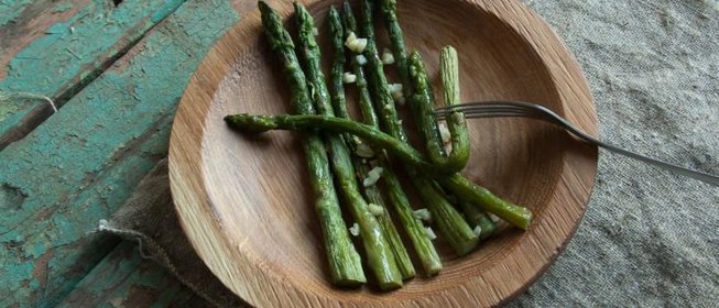 Запеченная спаржа с чесноком