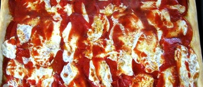 Пицца с моцареллой и томатным соусом