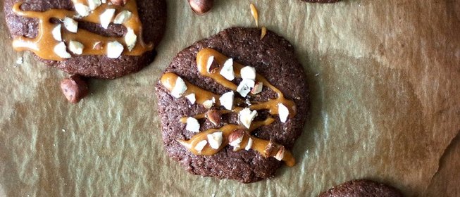 Шоколадное печенье с карамелью и фундуком