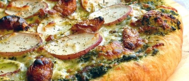 Быстрая пицца с картофелем и соусом песто