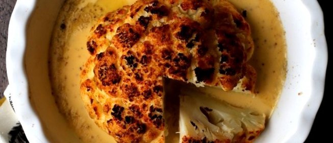Запеченная целиком цветная капуста в сырно-пивном соусе
