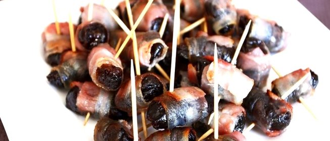 Чернослив в беконе