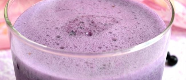 Молочный коктейль с черникой