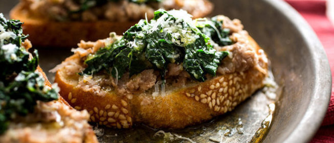 Брускетта с фасолью и зеленью