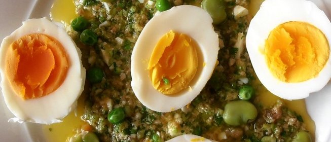Яйца с зеленым соусом из петрушки, бобов и горошка