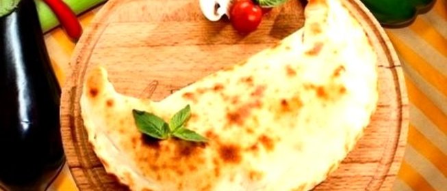 Пицца закрытая с курицей