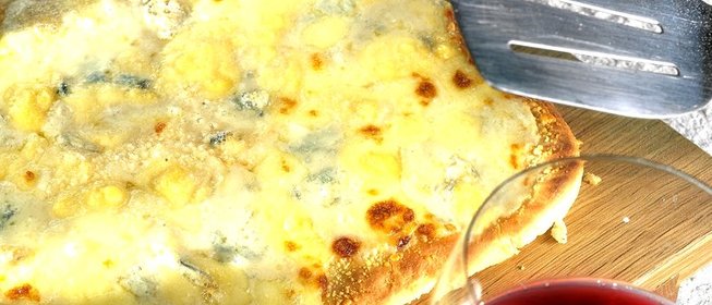 Пицца «Четыре сыра» на оливковом масле