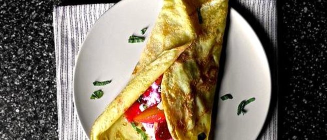 Крепы со сливой, рикоттой и медом