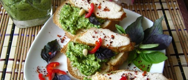 Кростини с песто и куриной грудкой гриль