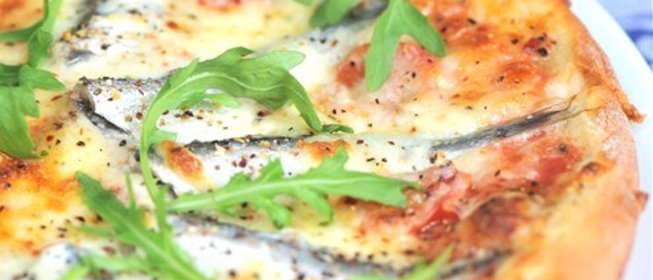 Пицца с томатами и анчоусами