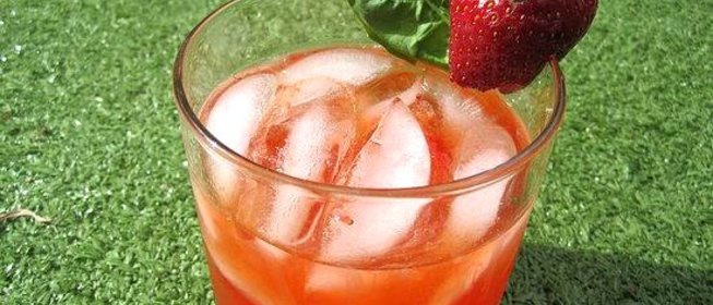 Коктейль с клубникой и базиликом