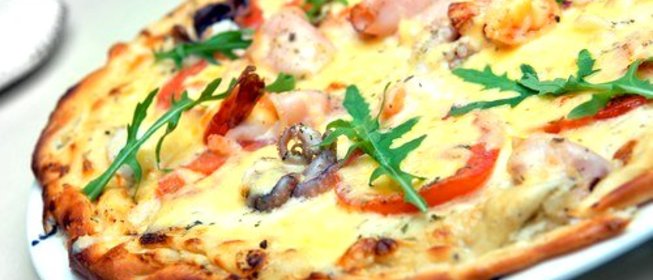 Пицца с томатами, кальмарами и креветками