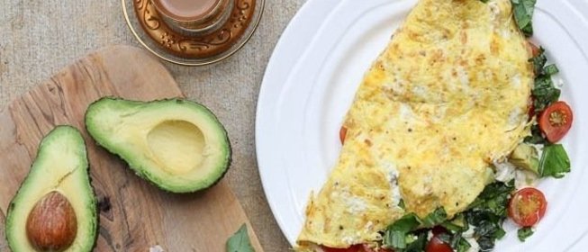 Омлет с моцареллой и помидорами