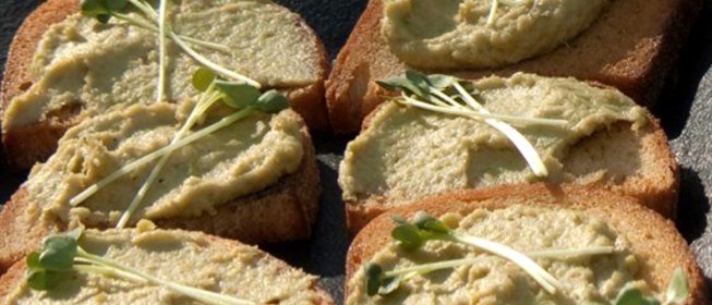 Песто из зеленого горошка и мяты с лимонной цедрой