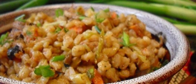 Перловая каша с тушенкой, овощами и шампиньонами
