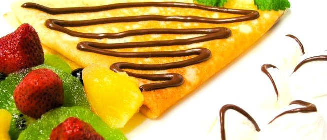 Блинчики с фруктами, ягодами, мороженым и шоколадом