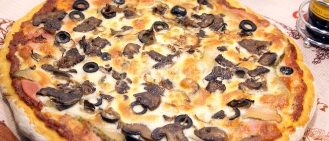 Пицца с колбасой и грибами