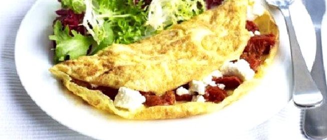 Омлет с сыром фета и помидорами