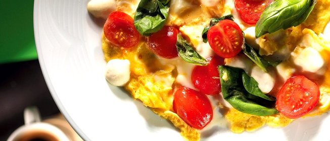 Омлет с моцареллой и помидорами